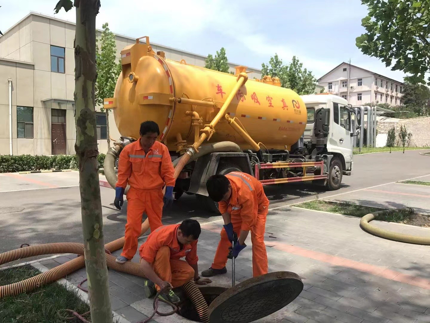 源汇化粪池清理与5-8吨吸粪车施工效率分析